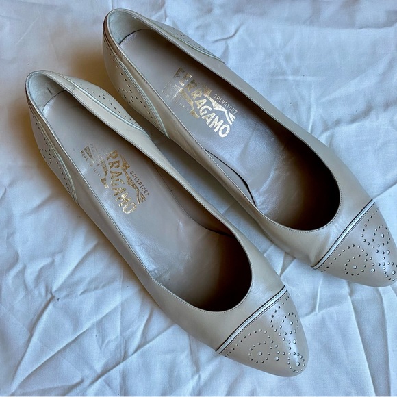 Vintage Ferragamo Nude Pumps with Brogue Detailing - Picture 3 of 7